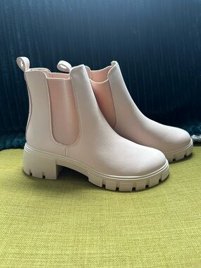 Women's Chelsea Lug Boot in Light Pink